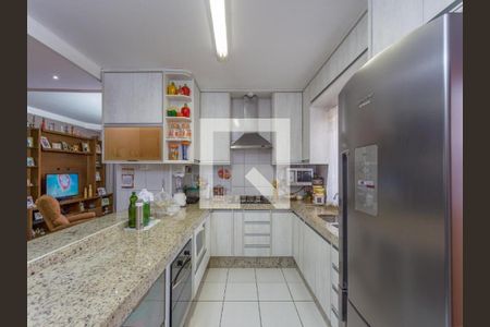 Casa à venda com 240m², 3 quartos e 4 vagas