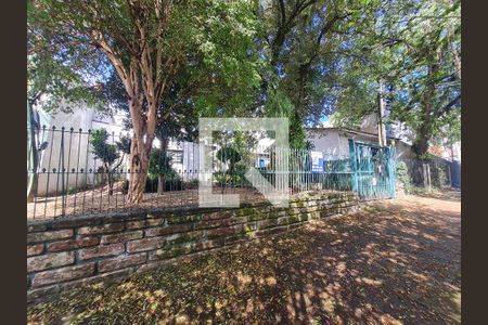 Casa à venda com 210m², 3 quartos e 2 vagas Casa à venda com 210m², 3 quartos e 2 vagasFachada