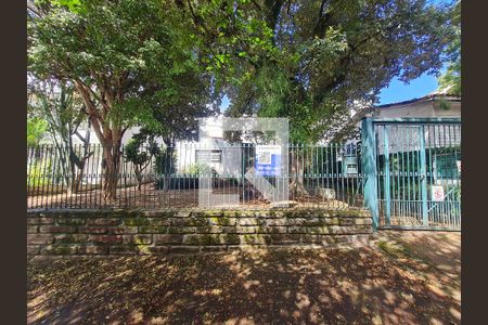 Casa à venda com 210m², 3 quartos e 2 vagas Casa à venda com 210m², 3 quartos e 2 vagasFachada