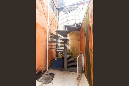 Casa à venda com 139m², 4 quartos e 2 vagas Casa à venda com 139m², 4 quartos e 2 vagasEscada