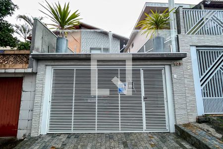 Casa à venda com 130m², 3 quartos e 2 vagas Casa à venda com 130m², 3 quartos e 2 vagasFachada