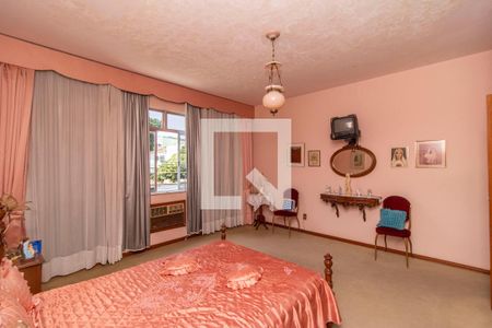 Casa à venda com 380m², 4 quartos e 5 vagasSuíte