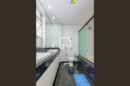 Apartamento à venda com 250m², 4 quartos e 2 vagas Apartamento à venda com 250m², 4 quartos e 2 vagasBanheiro da Suíte