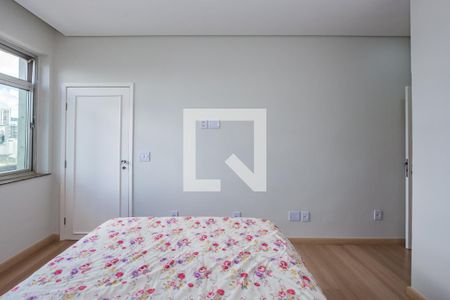 Apartamento à venda com 250m², 4 quartos e 2 vagas Apartamento à venda com 250m², 4 quartos e 2 vagasSuíte