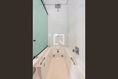 Apartamento à venda com 250m², 4 quartos e 2 vagas Apartamento à venda com 250m², 4 quartos e 2 vagasBanheiro da Suíte