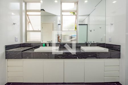 Apartamento à venda com 250m², 4 quartos e 2 vagas Apartamento à venda com 250m², 4 quartos e 2 vagasBanheiro da Suíte