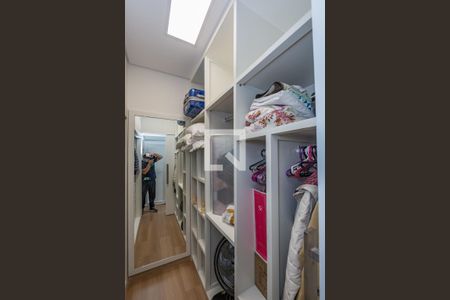 Apartamento à venda com 250m², 4 quartos e 2 vagas Apartamento à venda com 250m², 4 quartos e 2 vagasCloset da suíte