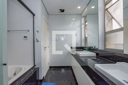 Apartamento à venda com 250m², 4 quartos e 2 vagas Apartamento à venda com 250m², 4 quartos e 2 vagasBanheiro da Suíte