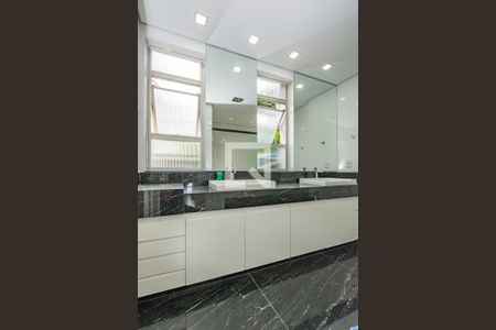 Apartamento à venda com 250m², 4 quartos e 2 vagas Apartamento à venda com 250m², 4 quartos e 2 vagasBanheiro da Suíte