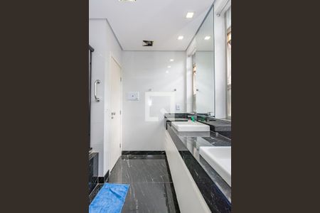 Apartamento à venda com 250m², 4 quartos e 2 vagas Apartamento à venda com 250m², 4 quartos e 2 vagasBanheiro da Suíte