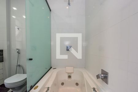 Apartamento à venda com 250m², 4 quartos e 2 vagas Apartamento à venda com 250m², 4 quartos e 2 vagasBanheiro da Suíte