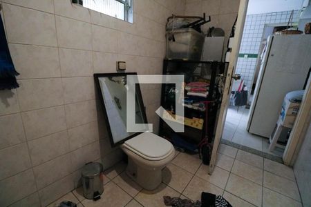 Casa à venda com 300m², 5 quartos e 3 vagas Casa à venda com 300m², 5 quartos e 3 vagasBanheiro 2
