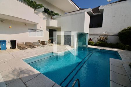 Casa à venda com 560m², 7 quartos e sem vaga Casa à venda com 560m², 7 quartos e sem vagaPiscina