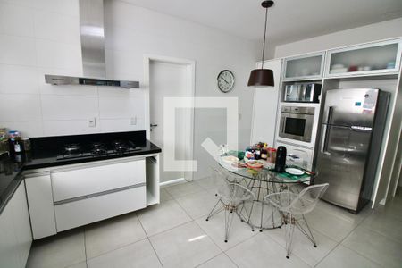 Casa à venda com 560m², 7 quartos e sem vaga Casa à venda com 560m², 7 quartos e sem vagaCozinha