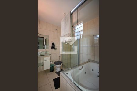 Casa de condomínio à venda com 300m², 5 quartos e 5 vagasBanheiro da suite 2