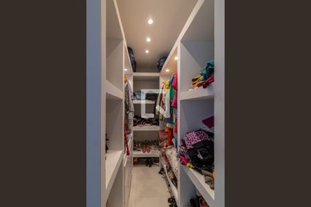 Casa de condomínio à venda com 330m², 4 quartos e 3 vagasSuíte 1 - Closet