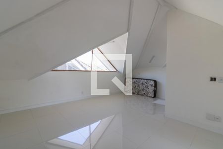 Casa de condomínio à venda com 330m², 4 quartos e 3 vagasSótão