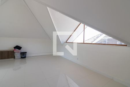 Casa de condomínio à venda com 330m², 4 quartos e 3 vagasSótão