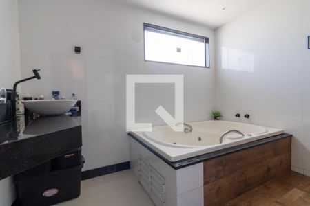 Casa de condomínio à venda com 330m², 4 quartos e 3 vagasSuíte 1 - Banheiro