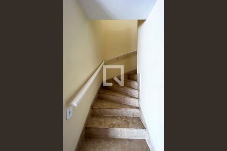 Casa à venda com 267m², 4 quartos e 3 vagas Casa à venda com 267m², 4 quartos e 3 vagasEscada