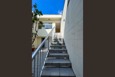 Casa à venda com 267m², 4 quartos e 3 vagas Casa à venda com 267m², 4 quartos e 3 vagasEscada