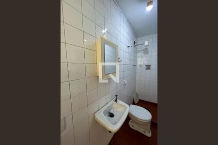 Casa à venda com 267m², 4 quartos e 3 vagas Casa à venda com 267m², 4 quartos e 3 vagasBanheiro de Serviço