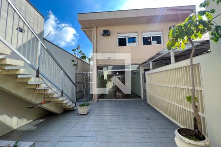 Casa à venda com 267m², 4 quartos e 3 vagas Casa à venda com 267m², 4 quartos e 3 vagasPátio