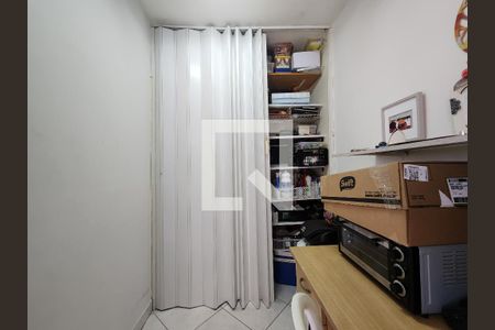 Apartamento à venda com 170m², 3 quartos e 2 vagas Apartamento à venda com 170m², 3 quartos e 2 vagasQuarto de Serviço