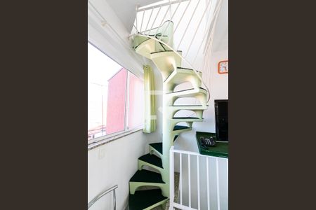 Casa à venda com 257m², 3 quartos e 3 vagas Casa à venda com 257m², 3 quartos e 3 vagasEscadas