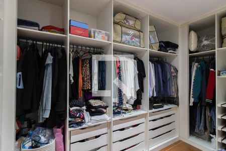 Casa à venda com 228m², 3 quartos e 2 vagas Casa à venda com 228m², 3 quartos e 2 vagasCloset da Suíte 1