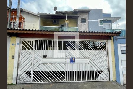 Casa à venda com 228m², 3 quartos e 2 vagas Casa à venda com 228m², 3 quartos e 2 vagasFachada