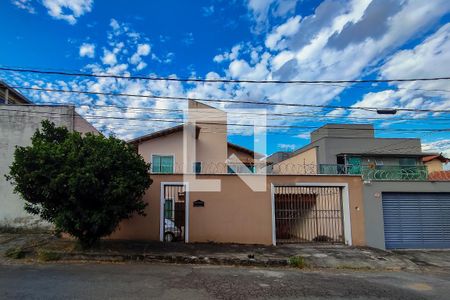 Casa à venda com 245m², 3 quartos e 3 vagasFachada