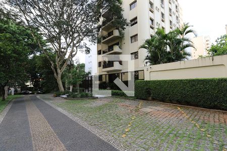 Apartamento à venda com 210m², 4 quartos e 3 vagas Apartamento à venda com 210m², 4 quartos e 3 vagasFachada - Detalhe da Rua