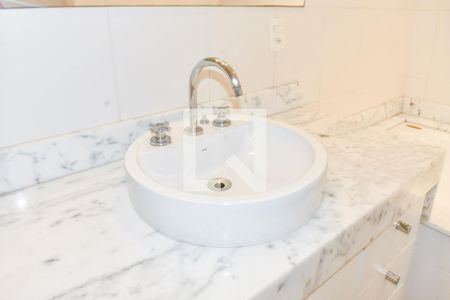 Apartamento à venda com 200m², 4 quartos e 2 vagas Apartamento à venda com 200m², 4 quartos e 2 vagasBanheiro do Quarto 3