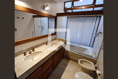 Casa à venda com 450m², 5 quartos e 3 vagasBanheiro 