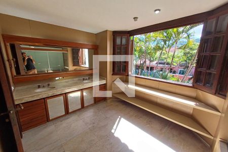 Casa à venda com 450m², 5 quartos e 3 vagasBanheiro da Suíte