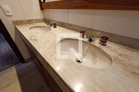 Casa à venda com 450m², 5 quartos e 3 vagasBanheiro 