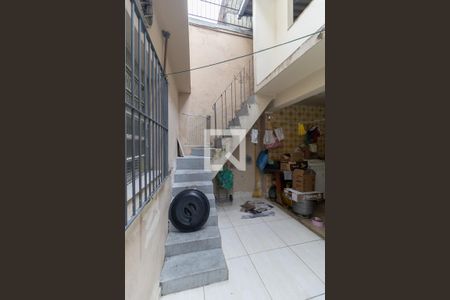 Casa à venda com 180m², 5 quartos e 2 vagas Casa à venda com 180m², 5 quartos e 2 vagasEscada