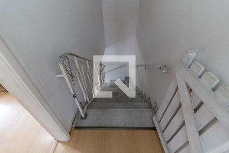 Casa à venda com 180m², 5 quartos e 2 vagas Casa à venda com 180m², 5 quartos e 2 vagasEscada