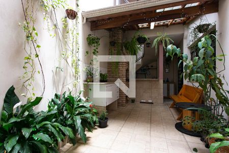 Casa à venda com 211m², 3 quartos e 2 vagas Casa à venda com 211m², 3 quartos e 2 vagasQuintal