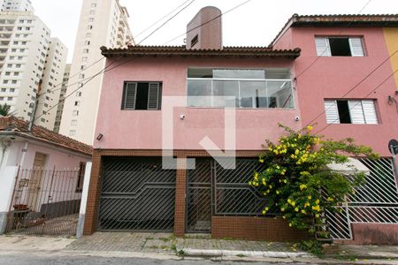 Casa à venda com 211m², 3 quartos e 2 vagas Casa à venda com 211m², 3 quartos e 2 vagasFachada