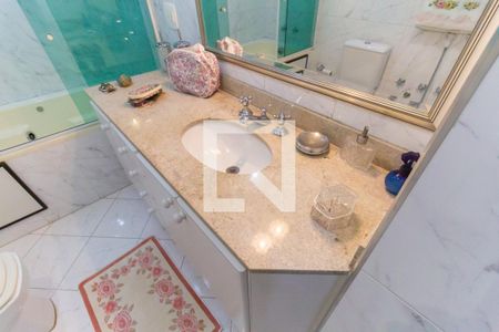 Apartamento à venda com 250m², 3 quartos e 4 vagas Apartamento à venda com 250m², 3 quartos e 4 vagasBanheiro da Suíte 1