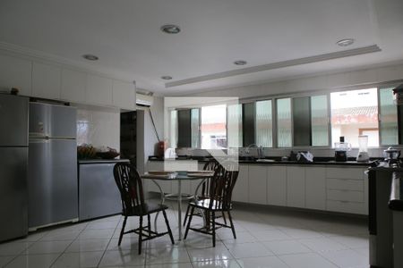 Apartamento para alugar com 400m², 5 quartos e 2 vagas Apartamento para alugar com 400m², 5 quartos e 2 vagasCozinha