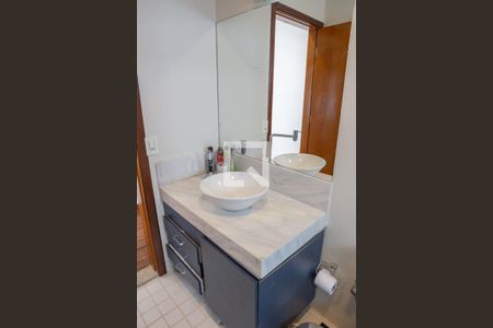 Casa à venda com 240m², 3 quartos e 2 vagas Casa à venda com 240m², 3 quartos e 2 vagasBanheiro Social