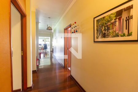 Casa à venda com 393m², 4 quartos e 6 vagas Casa à venda com 393m², 4 quartos e 6 vagasCorredor