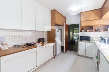 Casa à venda com 393m², 4 quartos e 6 vagas Casa à venda com 393m², 4 quartos e 6 vagasCozinha