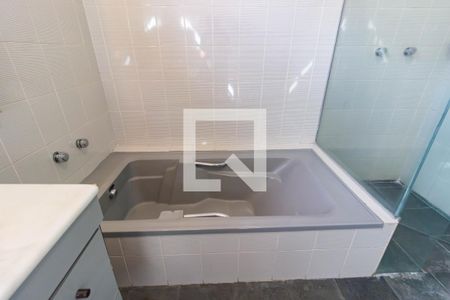 Casa à venda com 393m², 4 quartos e 6 vagas Casa à venda com 393m², 4 quartos e 6 vagasBanheiro da Suíte 2