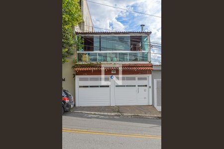 Casa à venda com 230m², 3 quartos e 2 vagas Casa à venda com 230m², 3 quartos e 2 vagasFachada