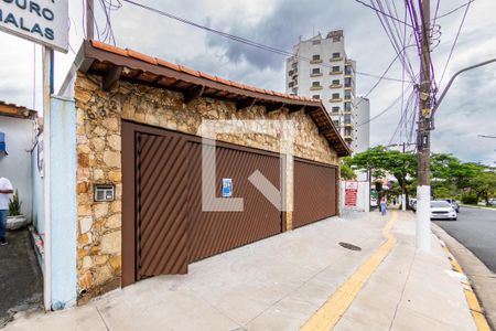 Casa à venda com 240m², 3 quartos e 5 vagas Casa à venda com 240m², 3 quartos e 5 vagasFachada