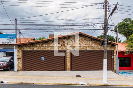 Casa à venda com 240m², 3 quartos e 5 vagas Casa à venda com 240m², 3 quartos e 5 vagasFachada